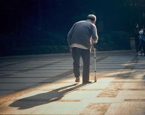 妈妈|“把碗放下，让妈妈洗”如何对待父母，就是教娃以后如何对待自己