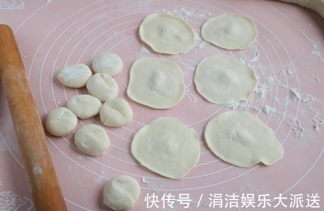 鸡蛋|西红柿别再拿来炒鸡蛋了,换个做法,老人孩子都爱吃,鲜嫩多汁