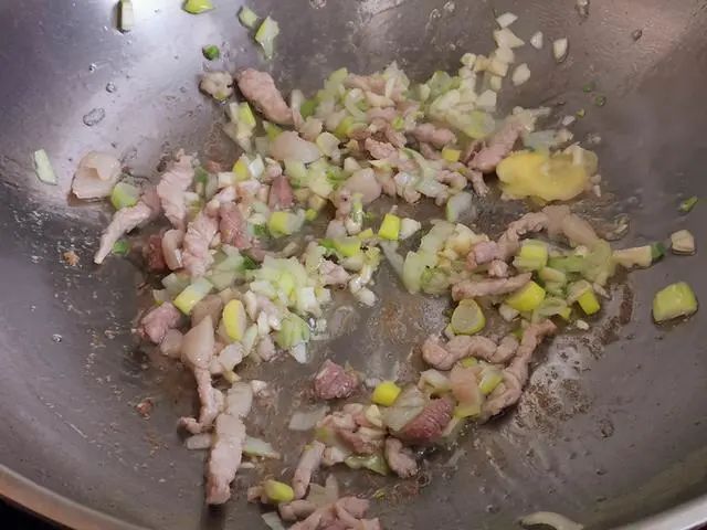 水淀粉|茄子这样做香浓入味，汤汁用来拌饭真解馋