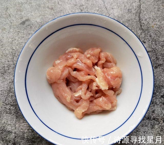 一溪月|芹菜肉丝炒面,油润鲜香,好吃极了!