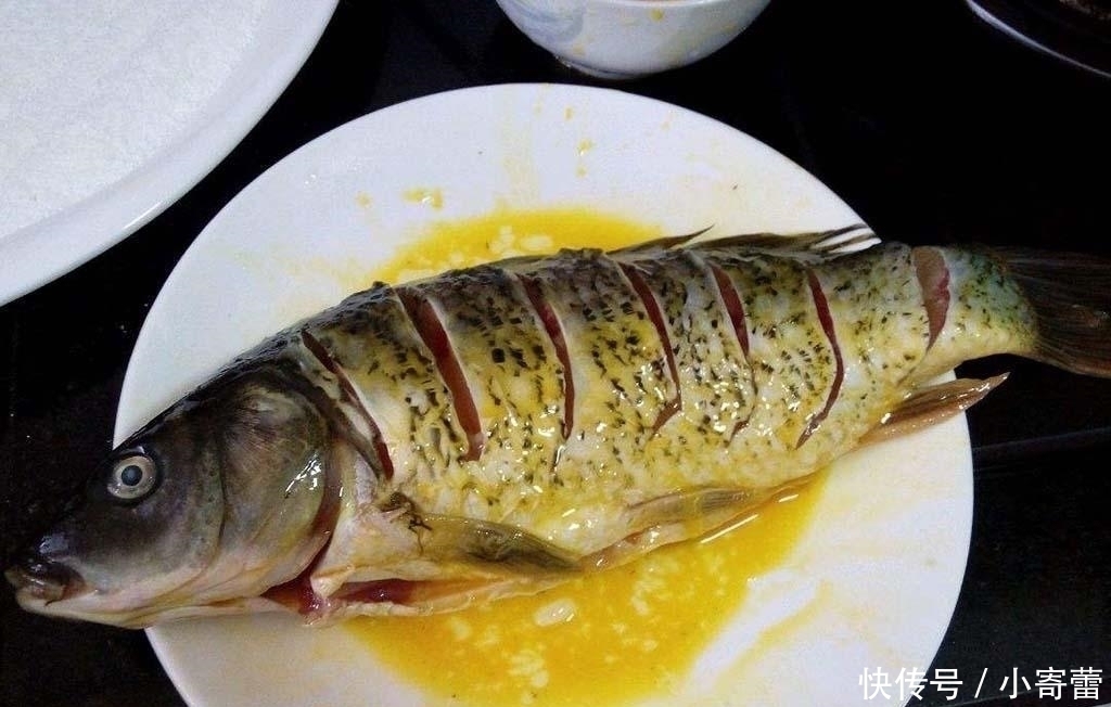 煎鱼在鱼身上抹点“它”,不粘锅不溅油鱼皮还不破,不知道亏大了