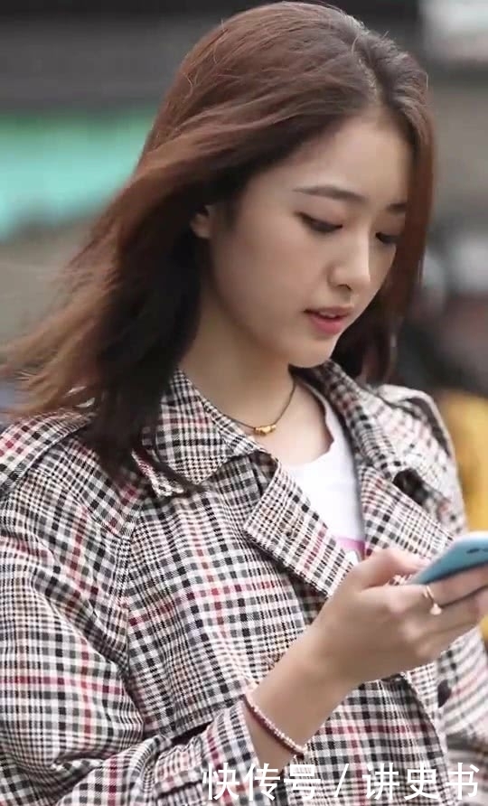 街拍:美女黑色一字肩上衣配红色短裙,秀出白皙长腿,充满女人味