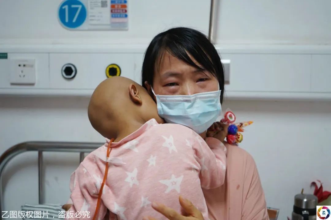 张影影|女童患病5个月双目失明,吃不到饭急得大哭,隔着屏幕都心疼