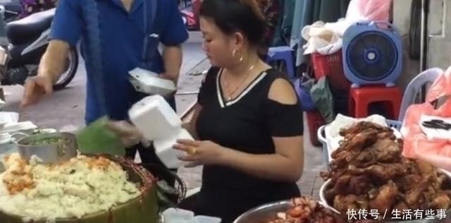 顾客|女子街头巧卖米饭30元一份每天100份不够卖顾客好吃