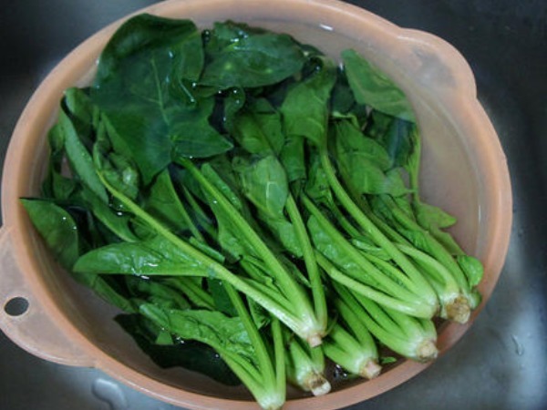 蔬菜|不焯水不能吃的四种蔬菜，很多人不懂，不仅会有结石，还会中毒！