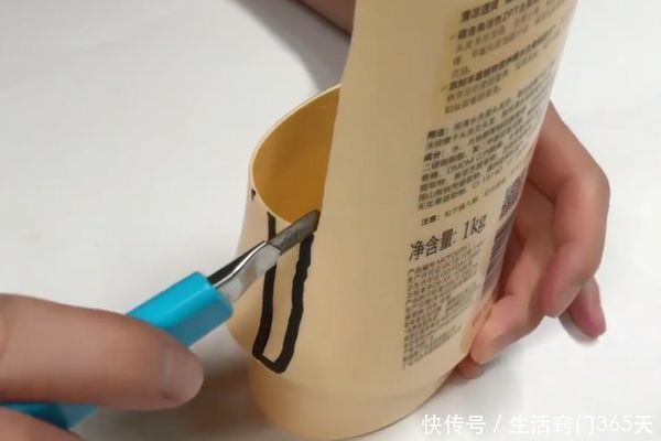 洗发水瓶扔掉等于在扔钱!只需切几刀改造下,全家人都要抢着用!