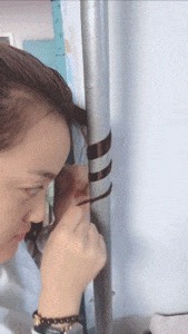 |搞笑GIF：妹纸的脸简直太魔性了，看的止不住笑