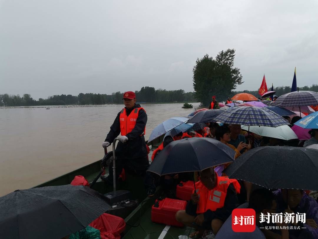 手架|转移千余名被困群众 6名动力舟桥操作手架起暴雨中的“生命之舟”