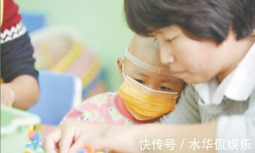 辐射|“谁有吃的，能给孩子吃点吗”父亲无助的声音，让乘客坐不住了