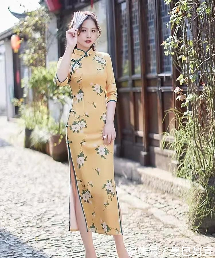 风情 一片落叶知一秋,时尚走优雅秋日路线,长款旗袍勾勒出万种风情