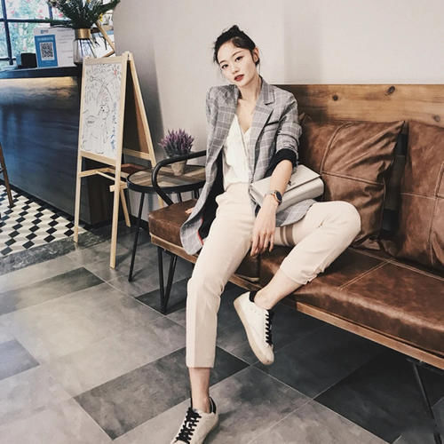 别再穿阔腿裤了,很挑人!试试今年流行的“白烟管裤”,时髦百搭