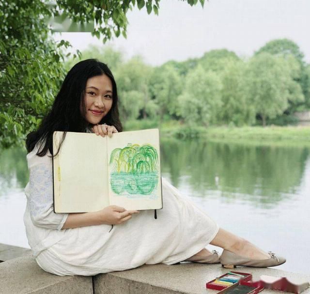 插画师@92年中国最美插画师,闭关一年画洛神,一笑倾城