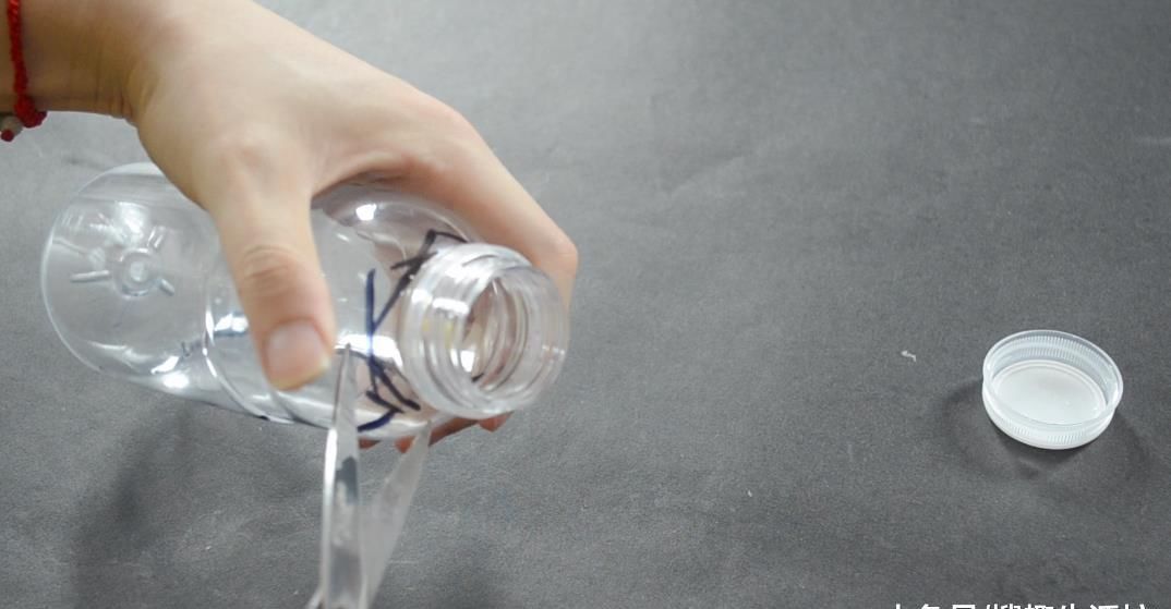  省钱|塑料瓶我再也不扔了, 改造一下, 粘在厨房里有大用处, 省钱又实用