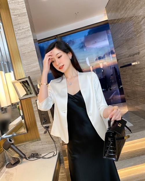 光泽感|女神穿搭无需复杂，简约吊带裙配西装就很美，单穿小性感恰到好处