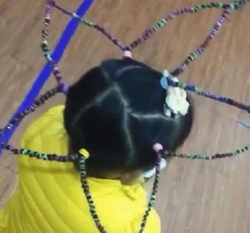 亲妈给女儿扎了个“五角星辫”走红，网友：这个辫子表示星期五？