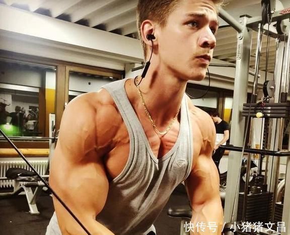 杠铃|一直卧推胸肌还不长?5个错误让你白练!学会方法练出宽厚胸肌!