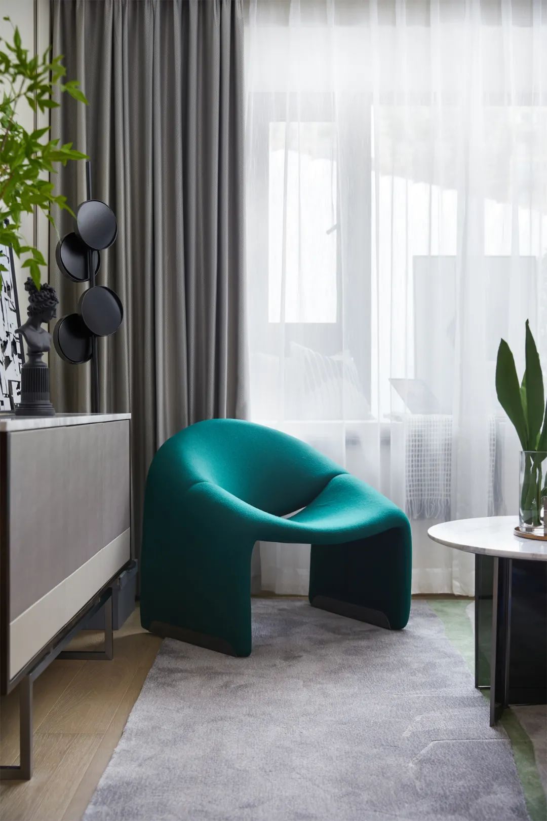 次卧|95㎡现代雅奢，丰富的颜色及软装搭配，造就出一个活力的家