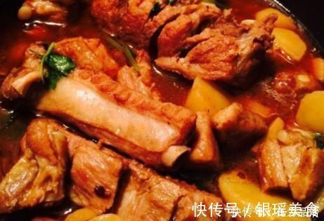 炖排骨时，别直接焯水，多加1个步骤，排骨肉嫩且多汁，不柴不腥