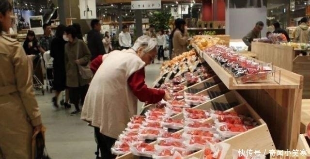 欧美游客对亚洲三国菜市场的印象，日本干净、印度脏乱，给中国只评价一个字