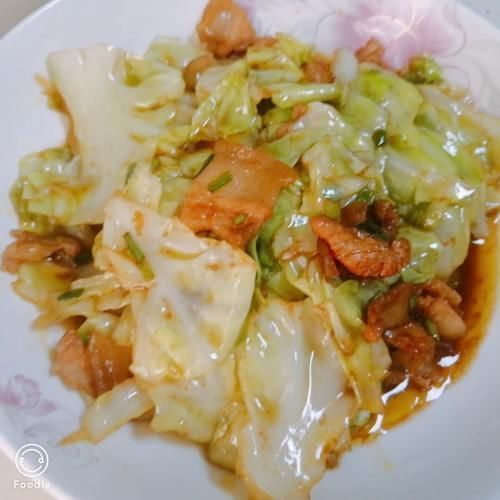 哇噻,老婆推荐的懒人菜——卷心菜炒肉,真的很好吃,全家都抢着吃