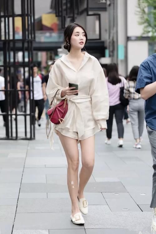 美女穿搭：吊带连衣裙气质穿搭，时髦高级又减龄