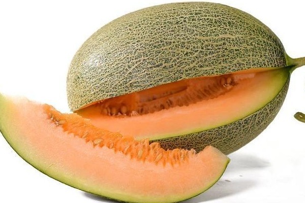 买哈密瓜时，别只会挑大的了，果农分享“小技巧”，甜度高水分足