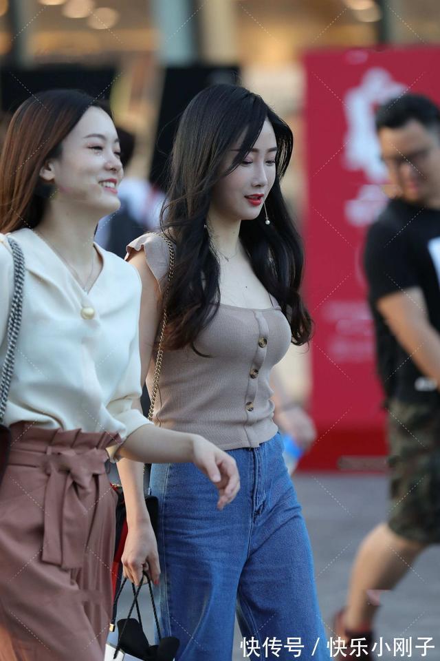 牛仔|时尚又优雅的穿搭,飞飞袖小衫配牛仔阔腿裤,轻松穿出靓丽的造型