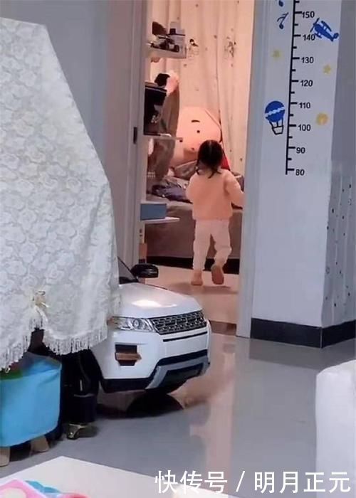 小宝|妹妹溜进哥哥房间蹭床睡，哥哥的反应太“无情”，妈妈不禁笑翻