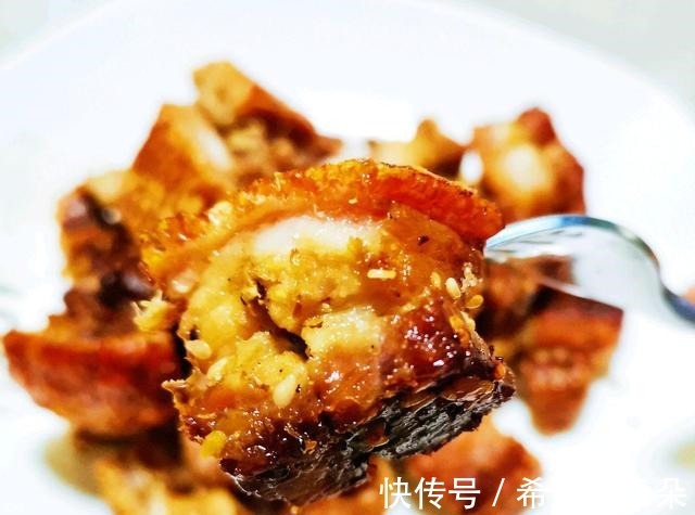 松肉针|五花肉别再红烧了，试试做成脆皮版，色泽金黄，酥脆鲜香，超好吃！