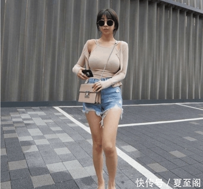 街拍 小姐姐们的穿着清凉性感妩媚,真美