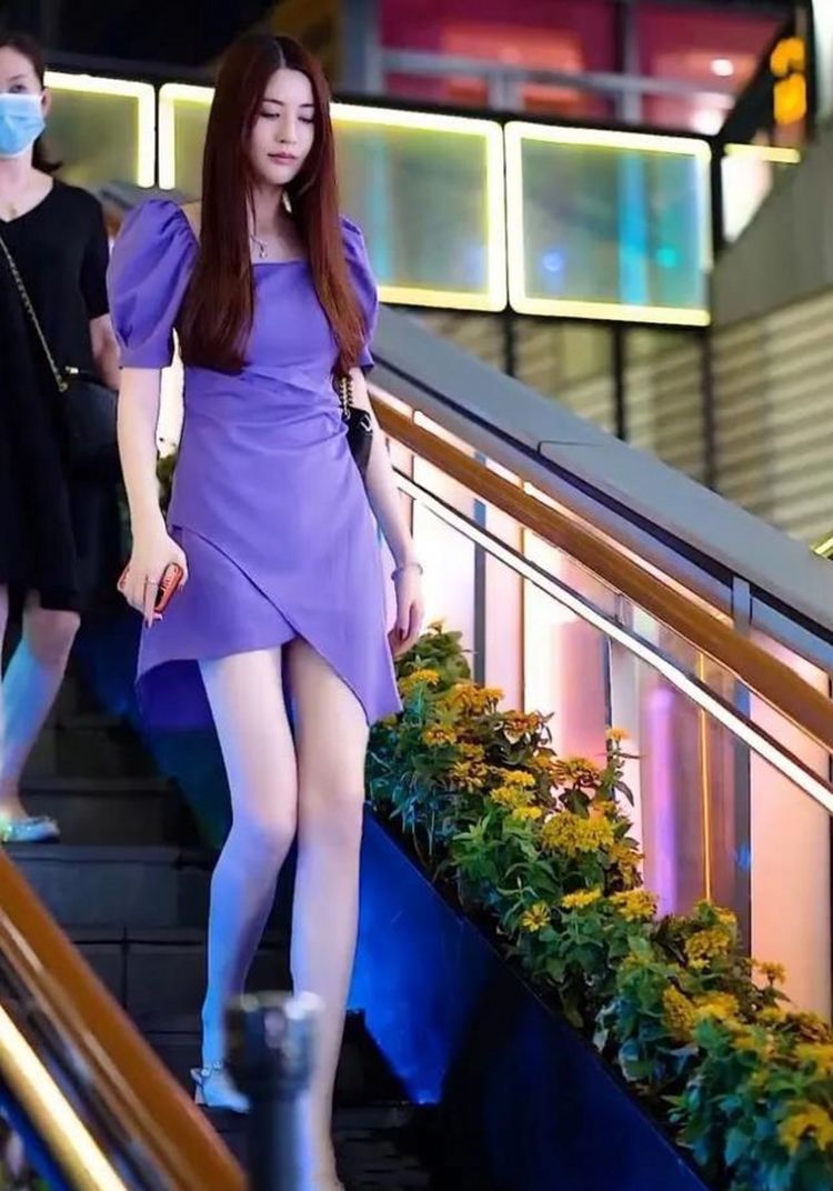姐妹花|街拍：连衣裙气质姐妹花，营造出浪漫的情怀