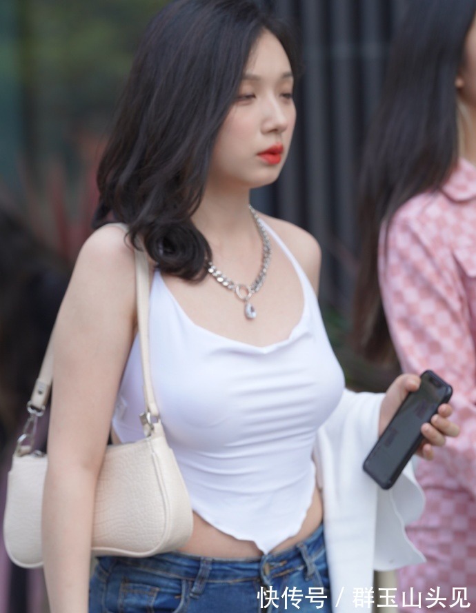 神器 吊带真的是爱美女士的“神器”,既能让造型好看,又清凉舒适!