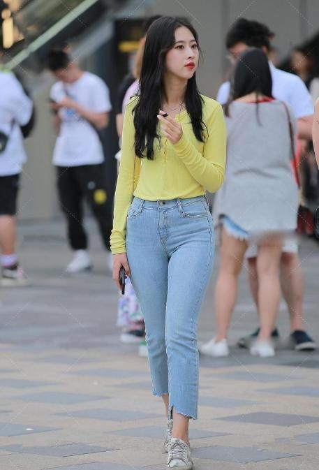 目光|美女一身小清新的穿搭格外吸引人们目光,黄色上衣搭配牛仔裤显得年轻有活力