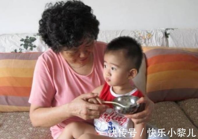 小餐桌|老人别再给宝宝这样喂辅食,若发现这些情况,妈妈要及时沟通