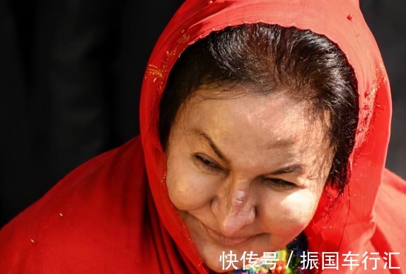 爱马仕包 抛夫弃子的她三婚嫁给首相,买珠宝一天花700万,有272个爱马仕包