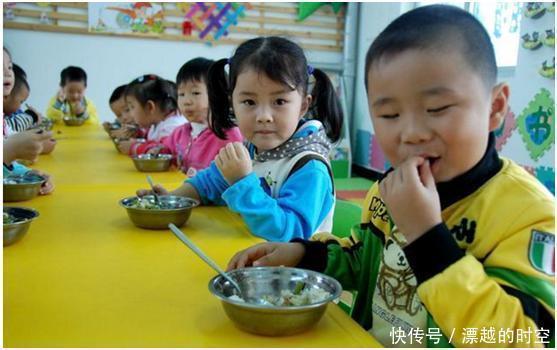 为何孩子在家要人喂,在幼儿园却能自己吃老师说出了其中的奥秘