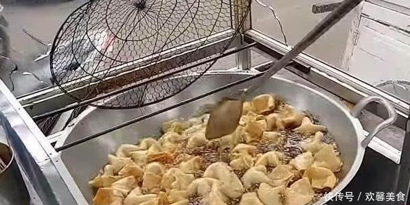 下岗大妈巧卖馄饨,十元一斤生意火爆,食客:比水煮的好吃