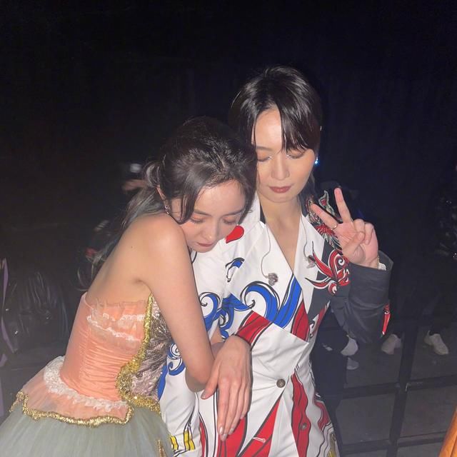 6台跨年名场面：主持人翻车、唱歌跑调，周深邓丽君跨时空同台