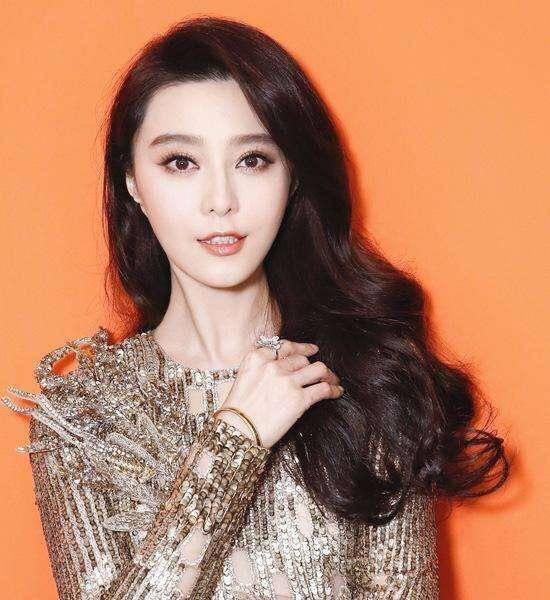 梨花卷 女人到了40岁,尽量别留这3种“大妈”发型,自以为时髦其实很土