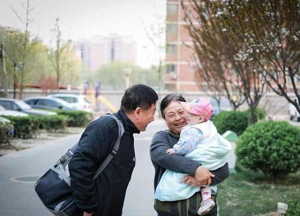 小王|二胎家庭大宝应该跟谁睡？有种选择伤害大，另一种却是最优安排