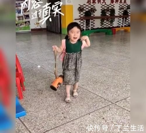 放学|妈妈接娃放学回家的场景过于真实,网友哭是哭了,但家当不能丢