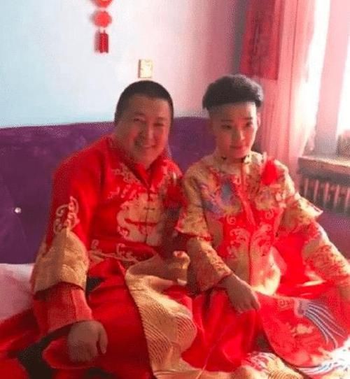 “最帅新娘”走红，婚礼就像拜把子，网友调侃：娶了个兄弟进门