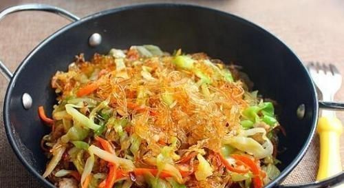 超爱|包菜别只顾着炒肉了,加上一点“它”,味道鲜美,孩子超爱吃