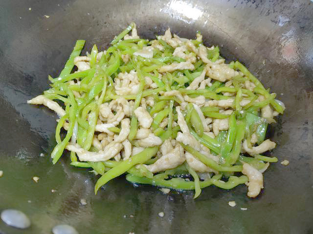 1分钟学会经典家常菜,香辣美味,肉丝滑嫩,一大盘不够吃