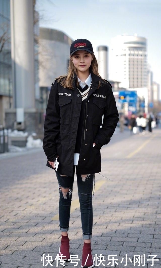 小姐姐|时尚穿搭，美女一身白色系的搭配，温婉又气质十足