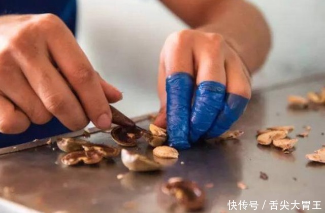 心疼|为何腰果卖这么贵?看看它的生产过程就懂了,网友:心疼那些工人