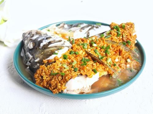  好吃|剁椒鱼头，别再直接上锅蒸啦，学会这个方法，鱼肉鲜嫩，好吃不腥