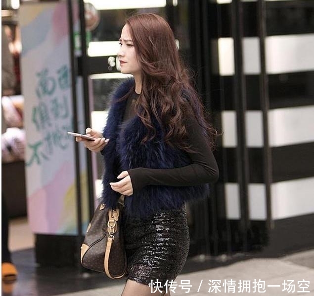 时尚街拍:美女小姐姐散发时尚荷尔蒙,走到哪儿都很吸睛