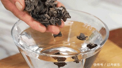 泡木耳时10个人9人错,饭店厨师常用的办法,木耳泡得又快又干净