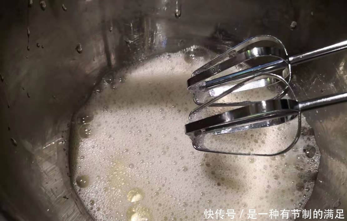 做好这一步，普通的戚风蛋糕，也能拥有“水光肌”